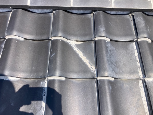 瓦の割れ　屋根点検中に発見