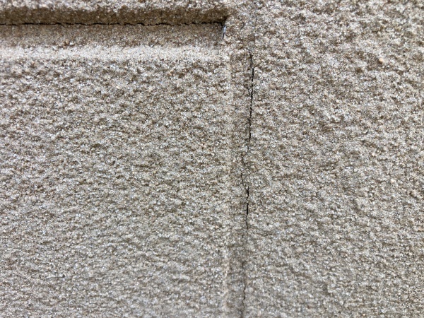 外壁　目地シーリングの劣化も確認