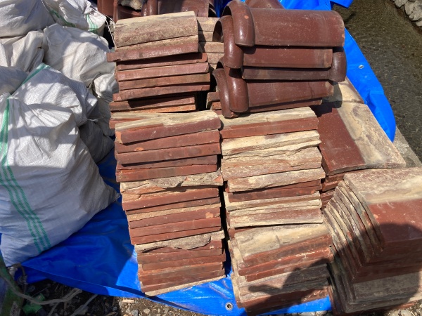 屋根工事で解体した瓦です