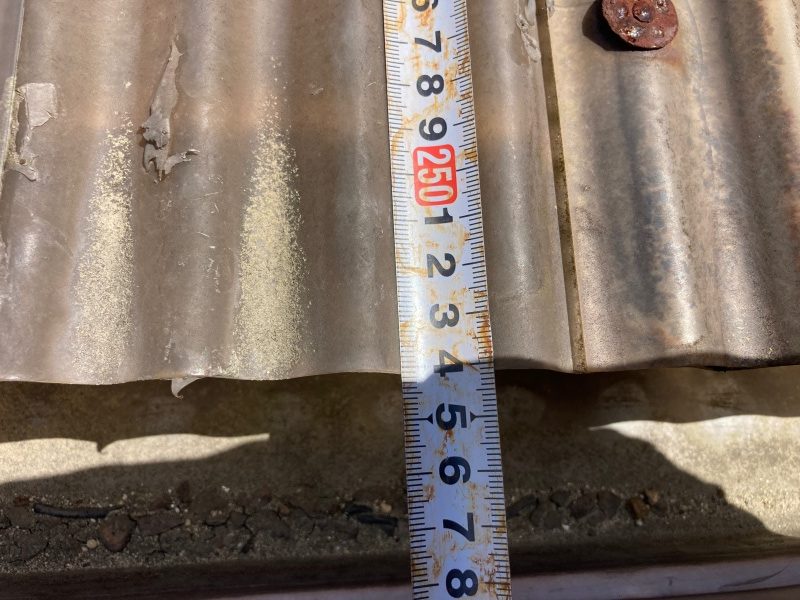 寸法採りをしています波板の張り替え