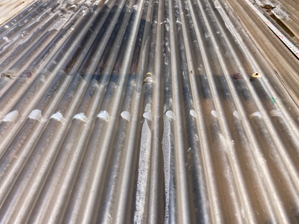 寸法採りをしています波板の張り替え