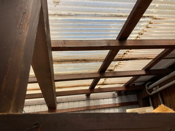 波板の張り替え　下地の確認をしています