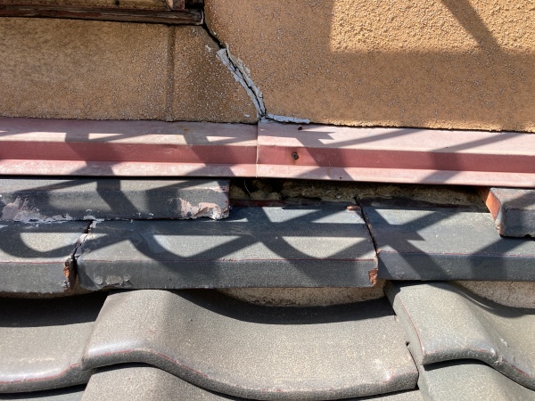 壁際の瓦の剥がれ　崩れ