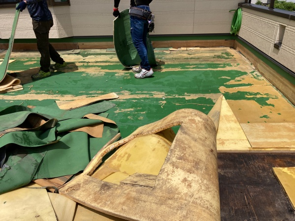 古い防水をめくっていきます