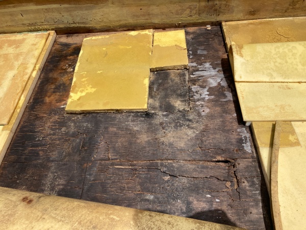 古い防水をめくっていきます