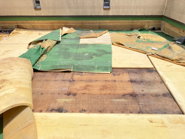 古い防水をめくっていきます