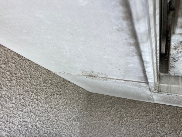 軒天の退色と汚れ