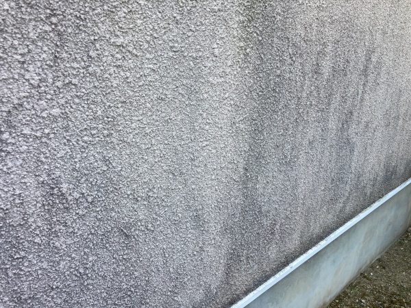 外壁の退色と汚れの付着