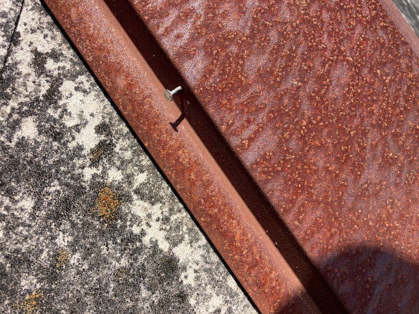 スレート屋根　棟板金釘浮き