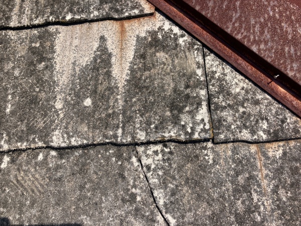 化粧スレートの修理方法について屋根材の割れ