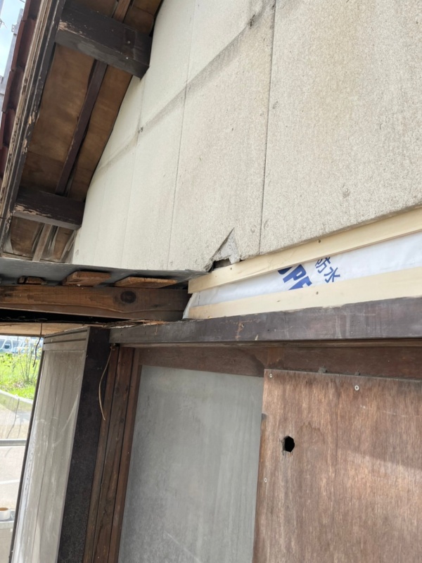 外壁の破損部分の補修工事