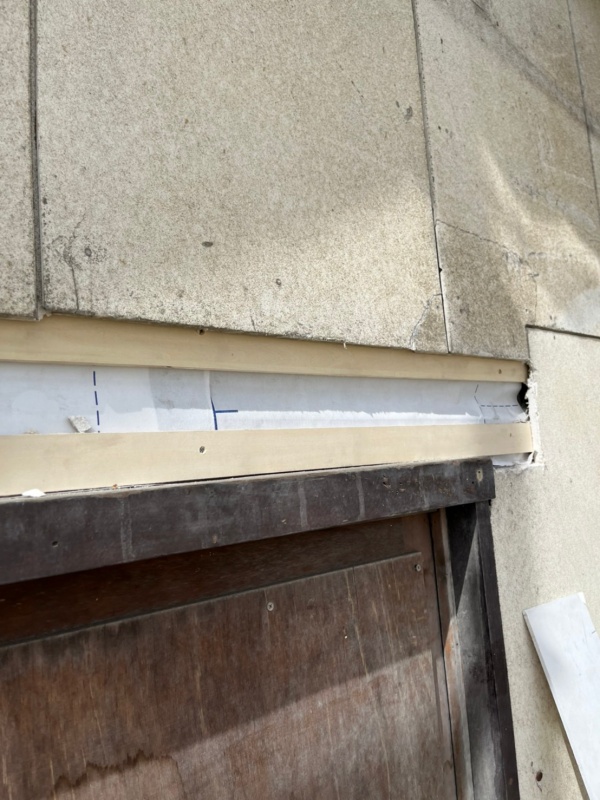 外壁の破損部分の補修工事