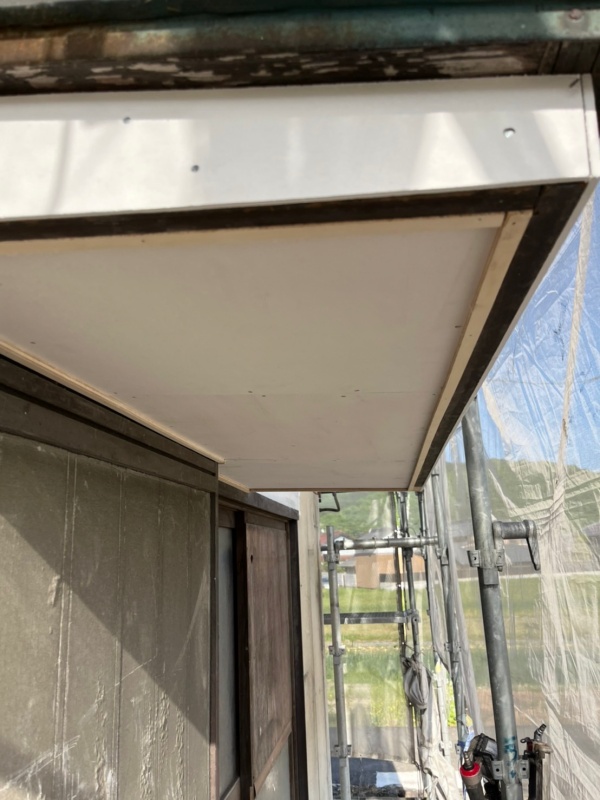 破損した庇の補修工事をしています