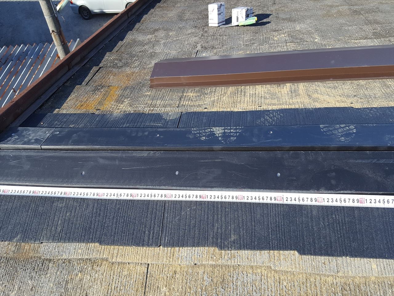 棟板金取付工事　施工中　スレート補修