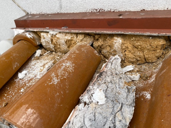 壁際の漆喰　既存漆喰の撤去