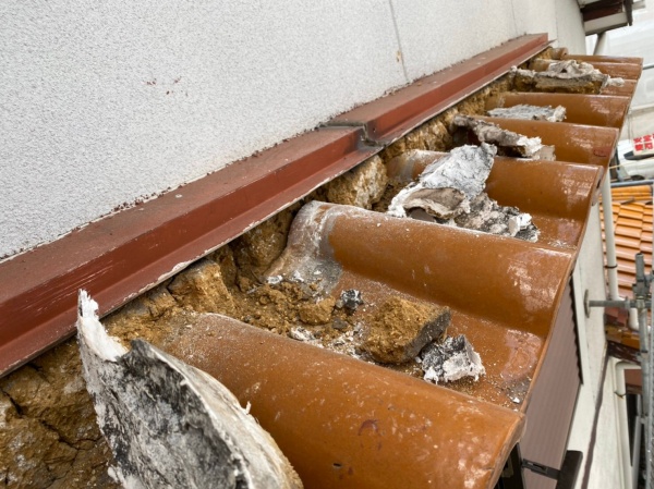 壁際の漆喰　既存漆喰の撤去