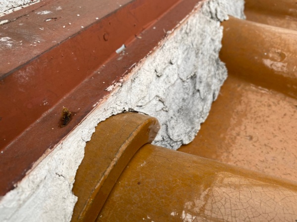 壁際の漆喰　補修前