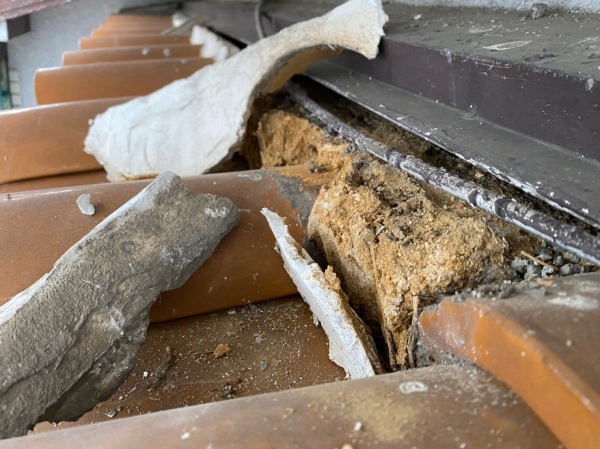 壁際の漆喰　既存漆喰の撤去