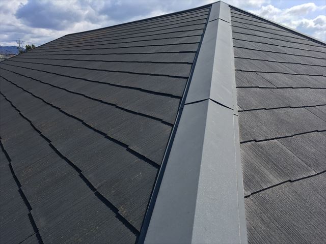 屋根の状態確認　スレート屋根　カビの発生