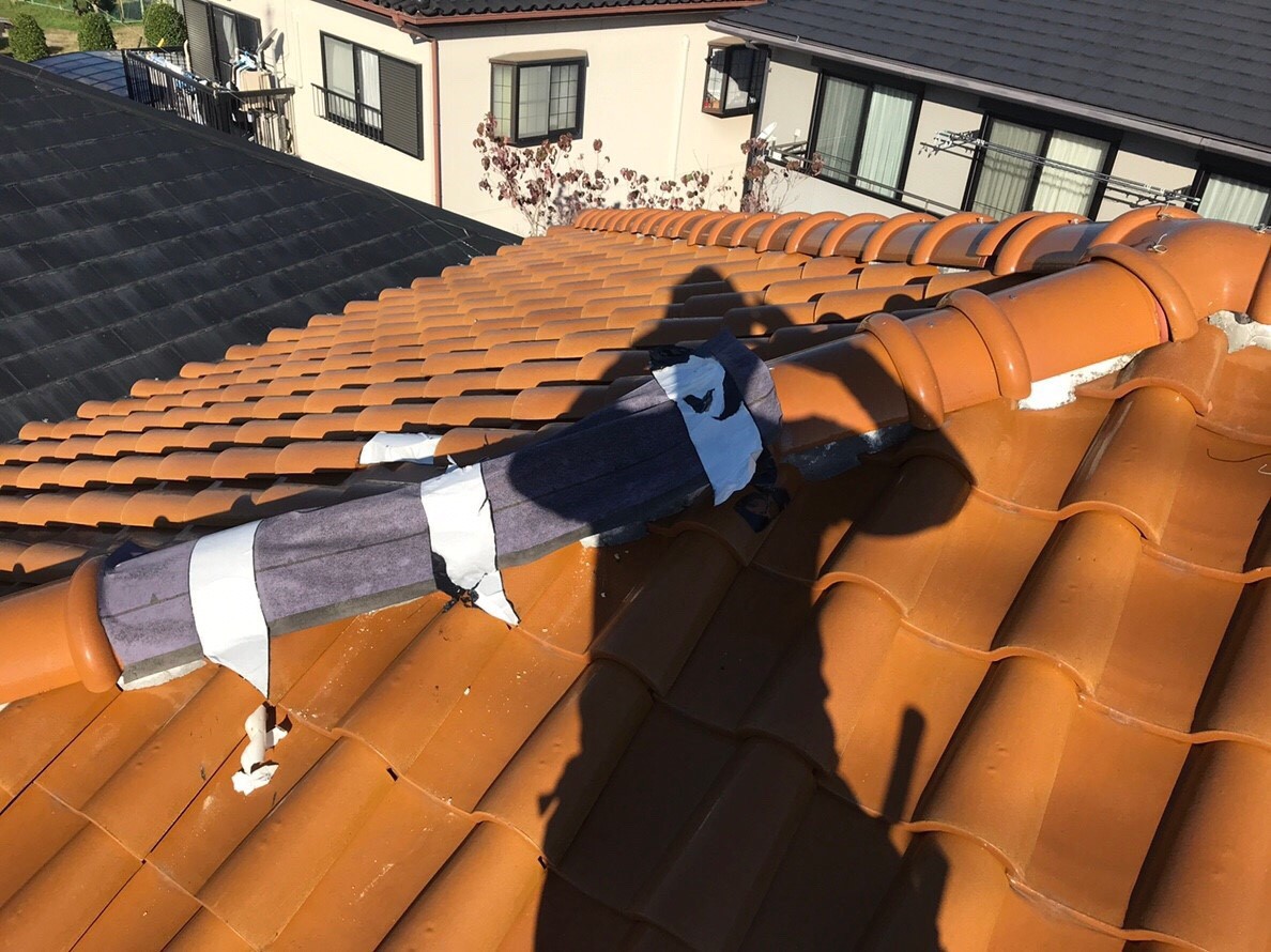 台風被害棟瓦の飛散　補修