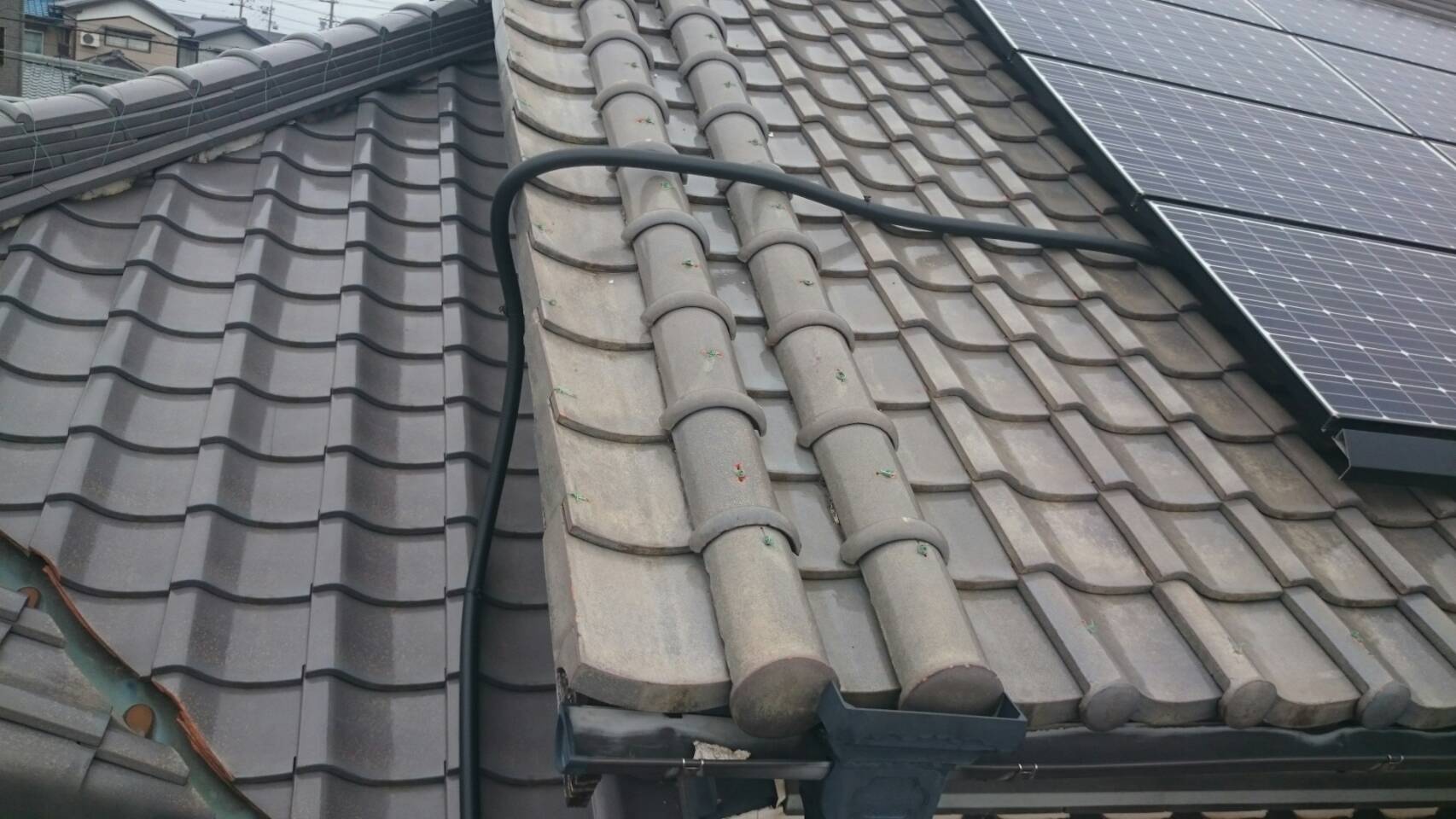 調査写真1：太陽光パネル周辺の瓦の劣化