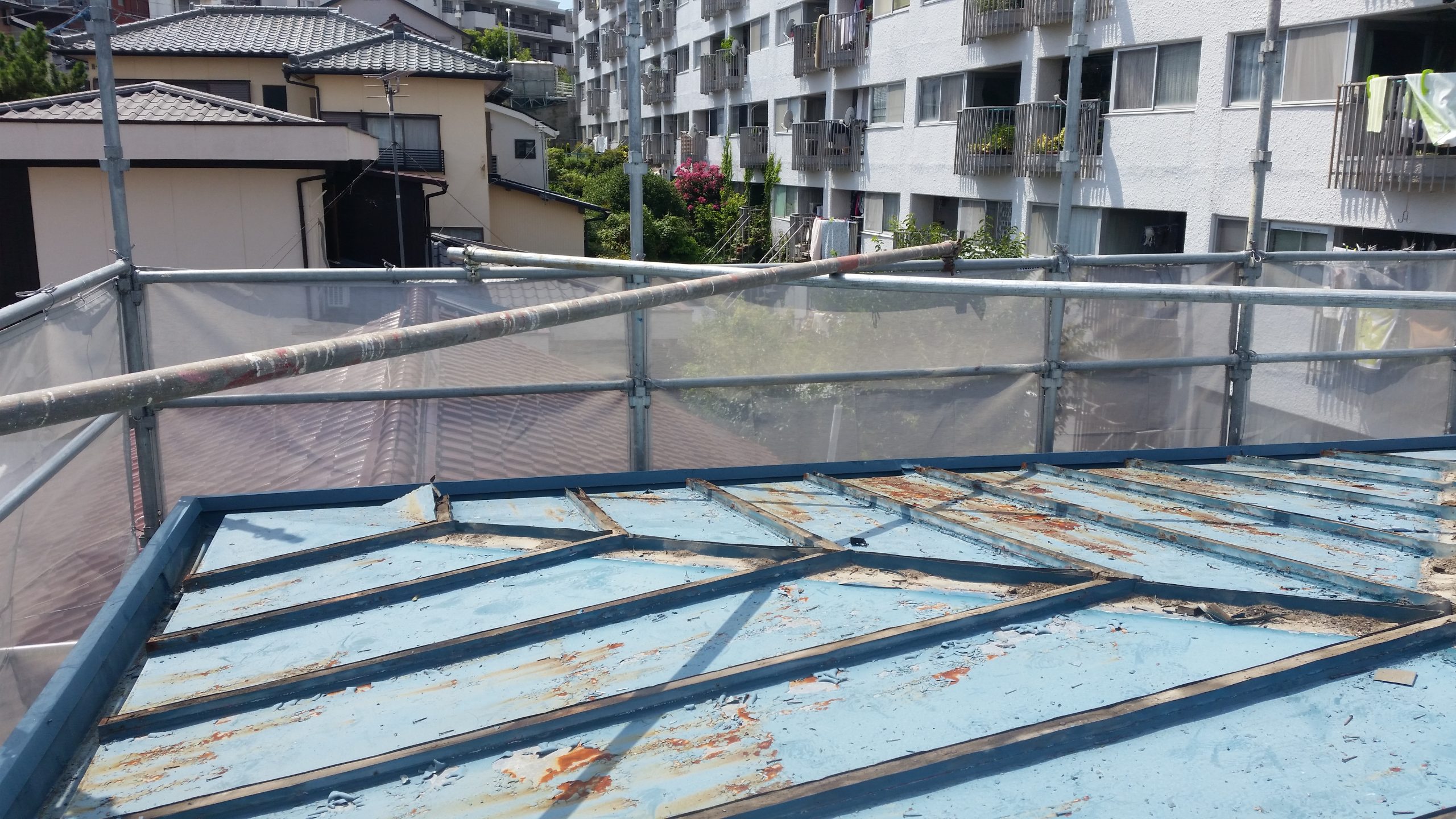 棒瓦屋根のサビと表面劣化の広がり