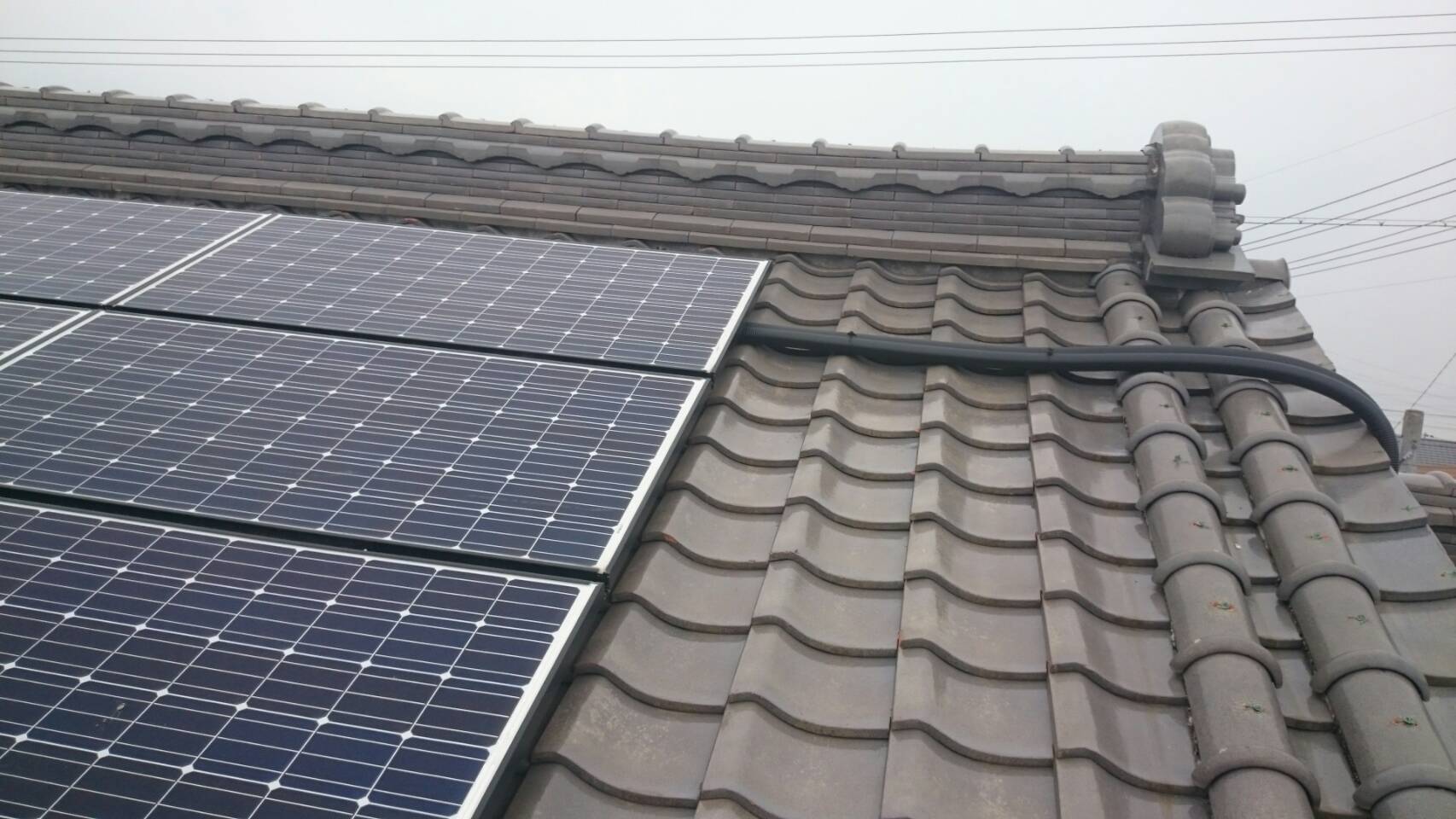 調査写真2：棟瓦と配線の取り回し