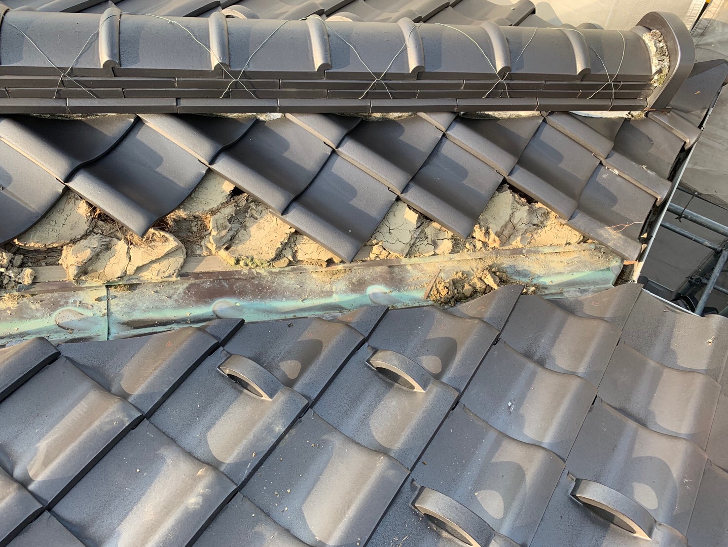 谷交換　周辺瓦めくり