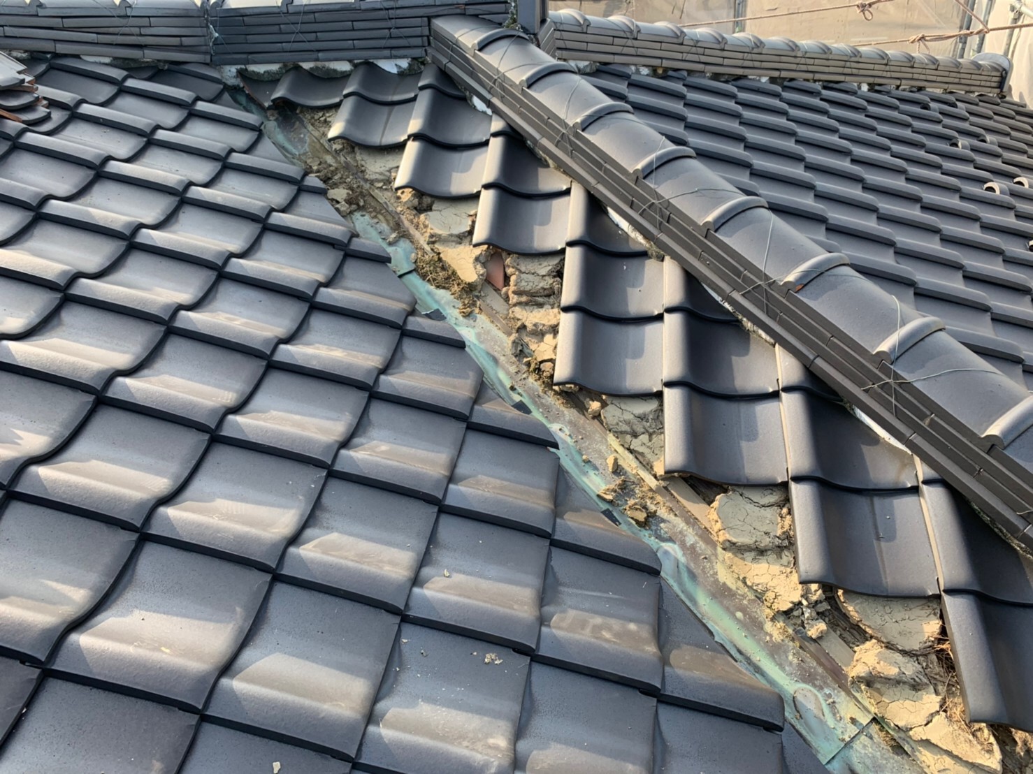 谷交換　周辺瓦めくり