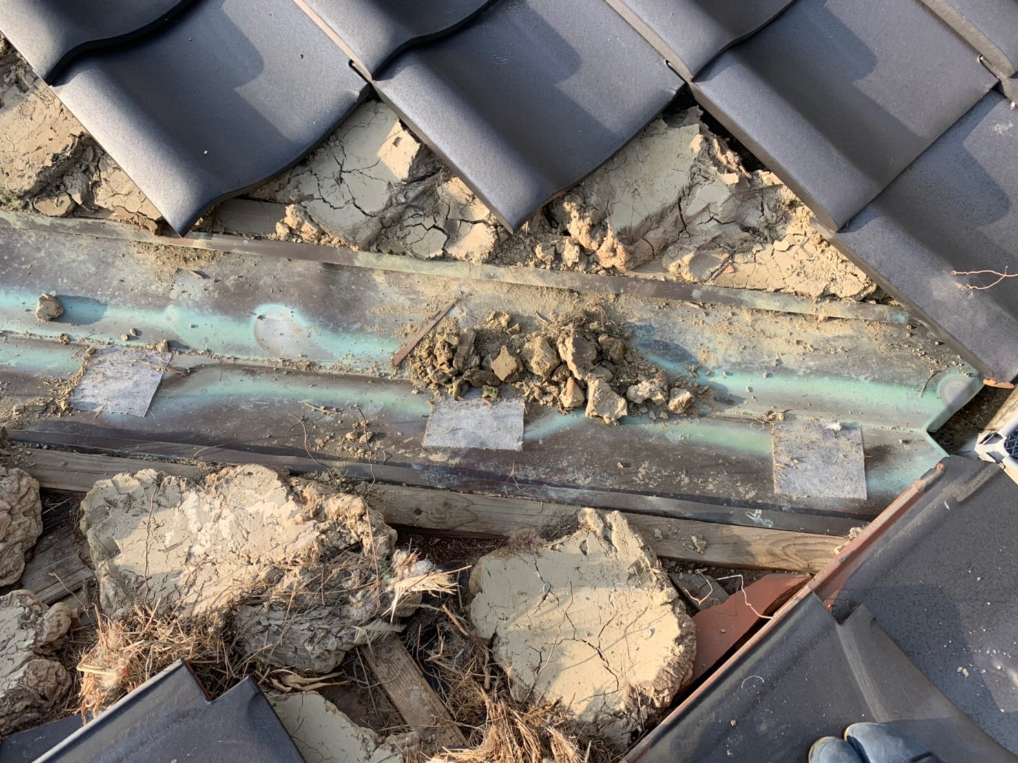 谷交換　周辺瓦めくり