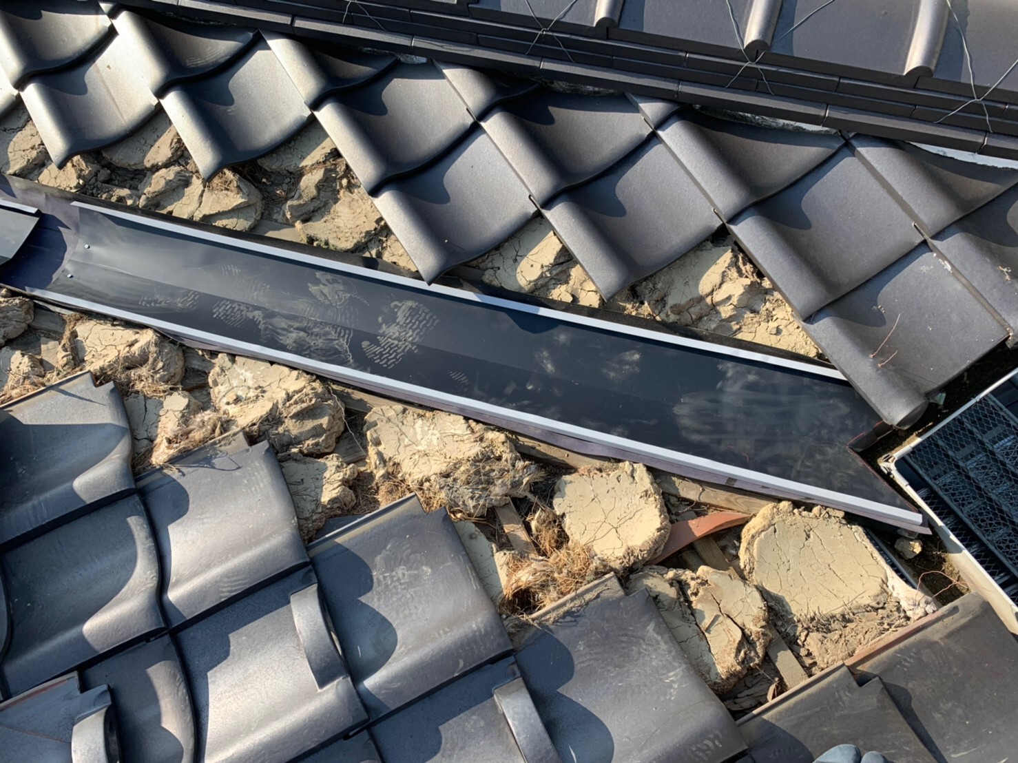 谷板金交換工事　新しい谷の取付け　瓦復旧