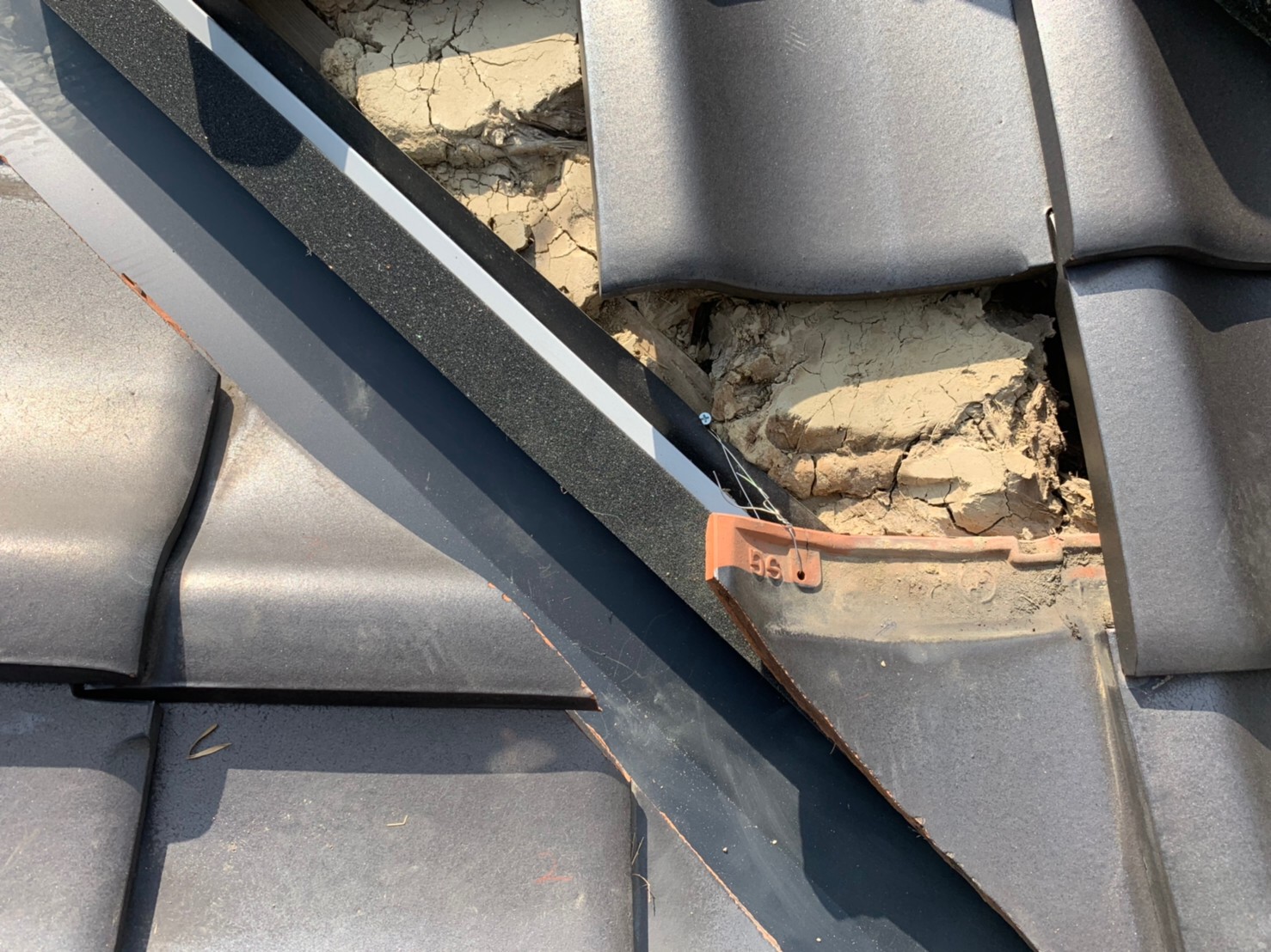 谷板金交換工事　新しい谷の取付け　瓦復旧