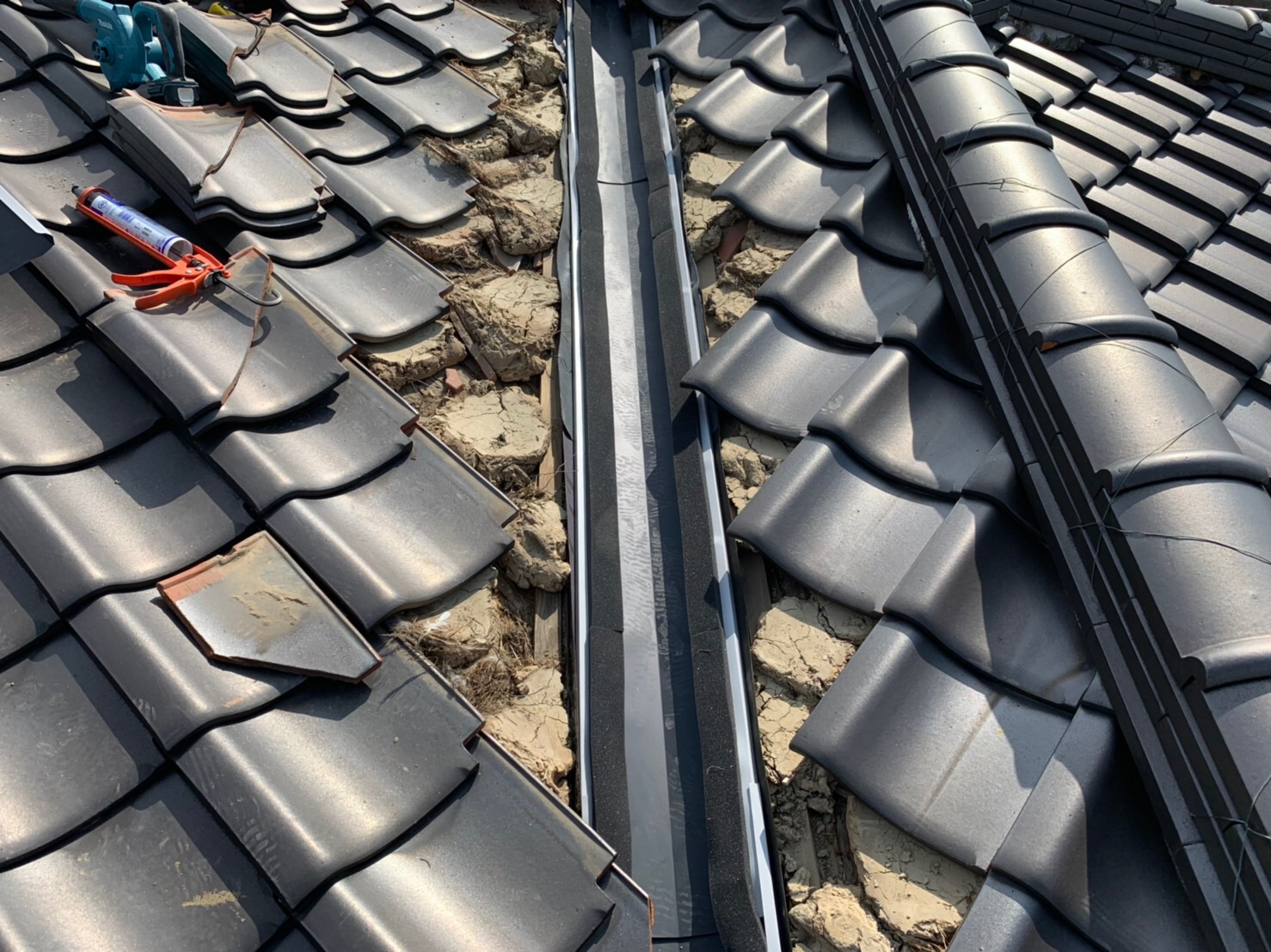 谷板金交換工事　新しい谷の取付け　瓦復旧