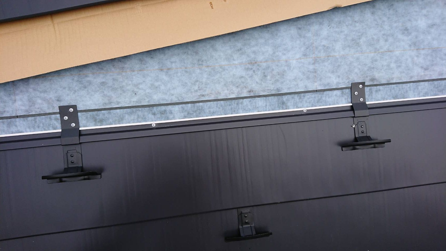 新しい屋根材の施工開始