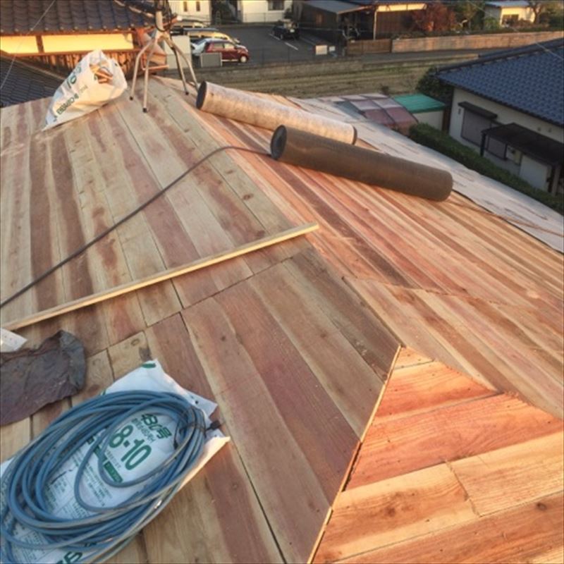 既存ル－フィング残したままの野地板重ね状況