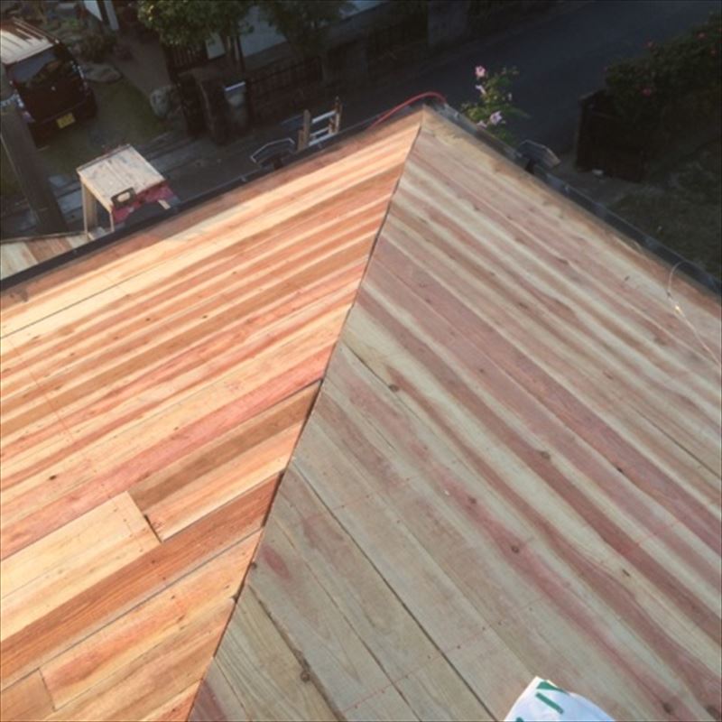 隅棟まわり野地板重ね張り