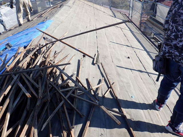 塩竈市　葺き替え工事　瓦と瓦桟解体