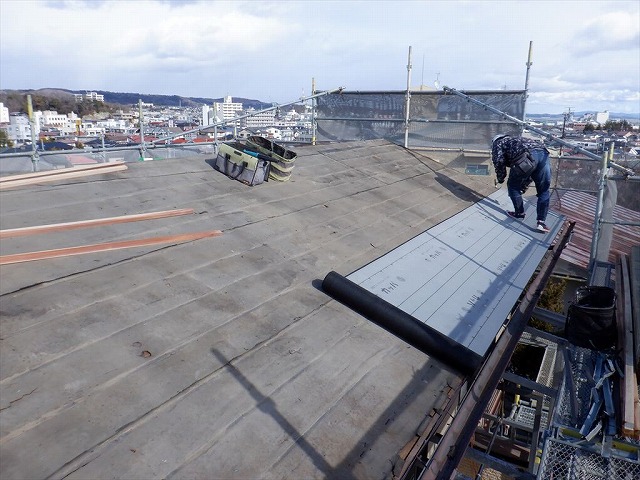 塩竈市　瓦解体後　新しいルーフィングをはる