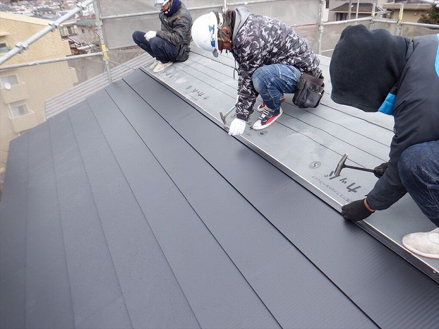 塩釜市　葺き替え工事　屋根材取付