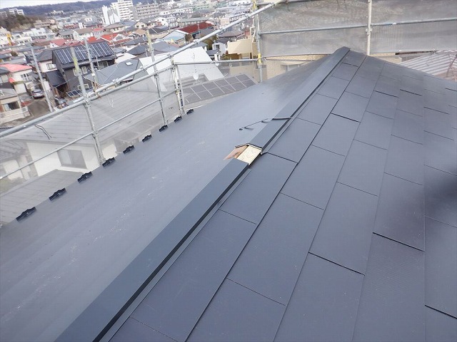 塩釜市　葺き替え工事　棟包み取り付け