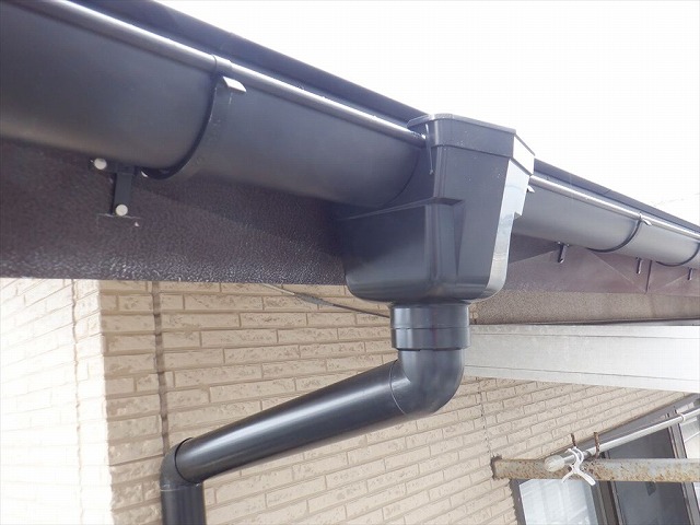 塩釜市　葺き替え工事　新しい雨樋を取り付け
