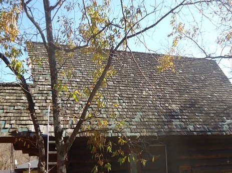 屋根材の劣化が激しい別荘