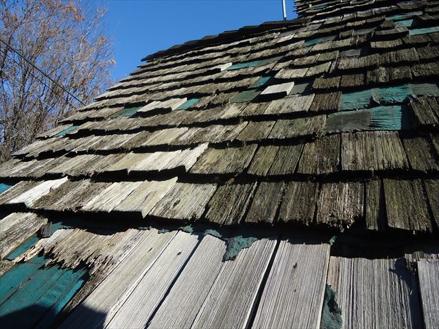 木の屋根材がボロボロです。