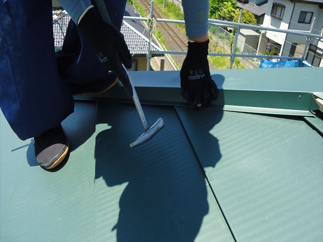 棟板金のカラー釘固定