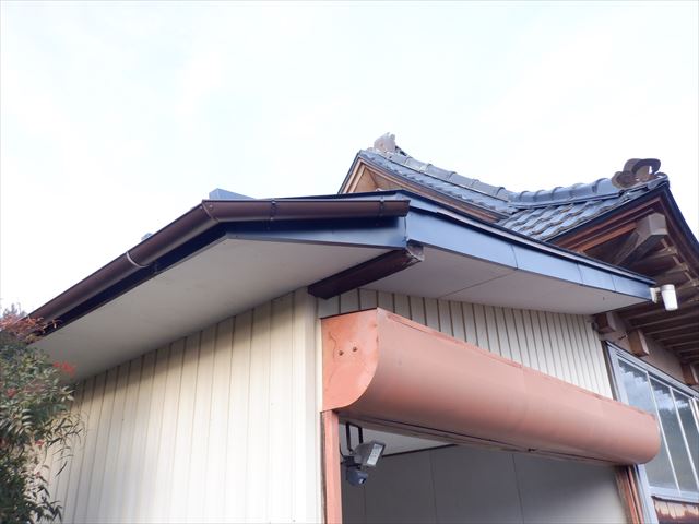 瓦棒・雨樋・破風板金工事完了