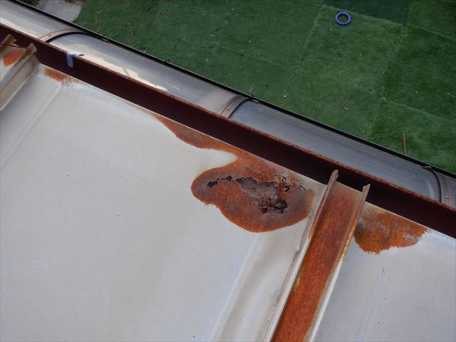 トタン屋根の軒先の錆穴