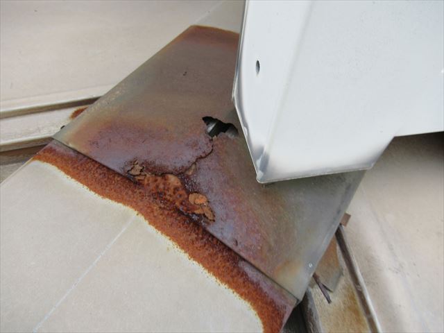棟板金が錆びて穴