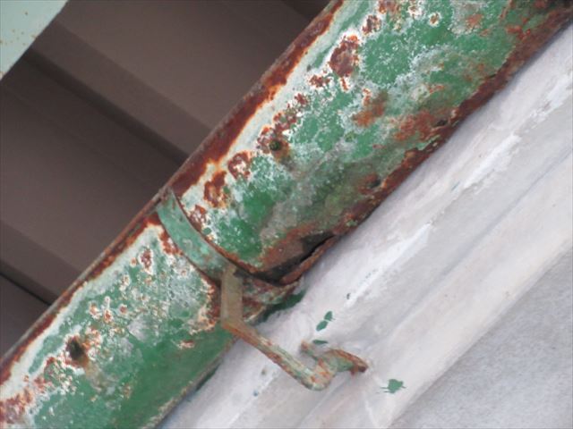 軒樋の錆と穴