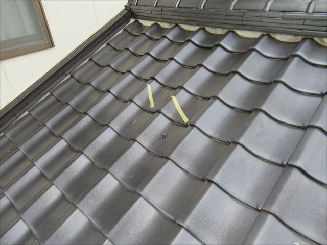 足場下の瓦が破損