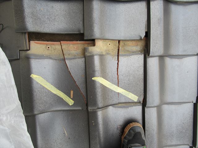 破損した瓦を外す